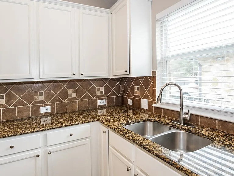 837 Clear Springs Holw — Photo 8