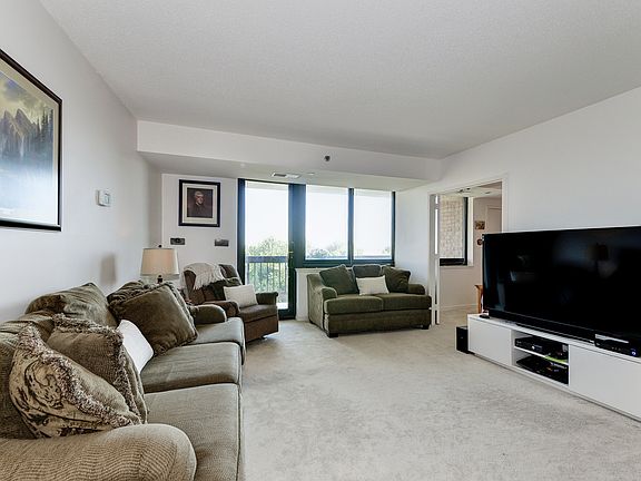 3rd image of 1805 Crystal Dr APT 610S