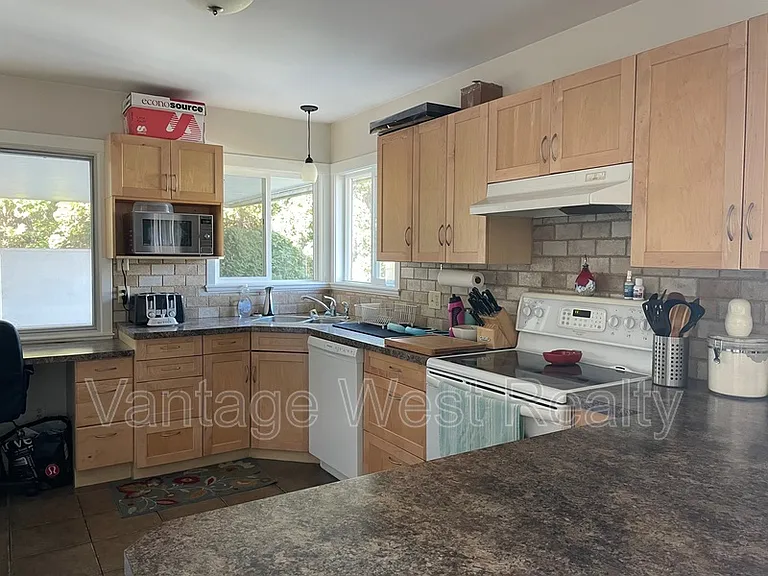 1291A Kelglen Cres — Photo 3