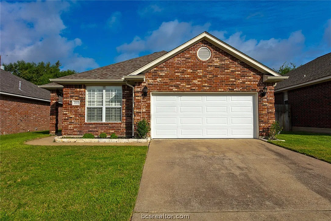 3 bed, 1570 sqft, $2,200 — Photo 1