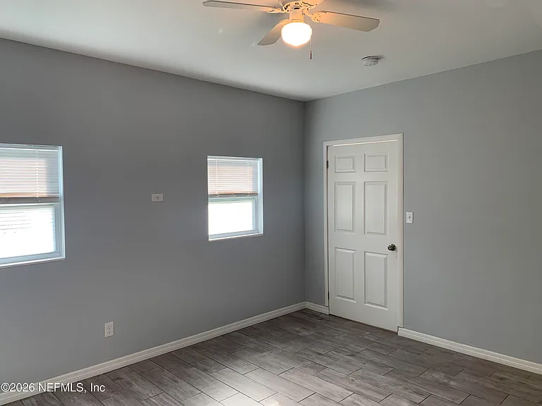 1710 Rowe Ave — Photo 10