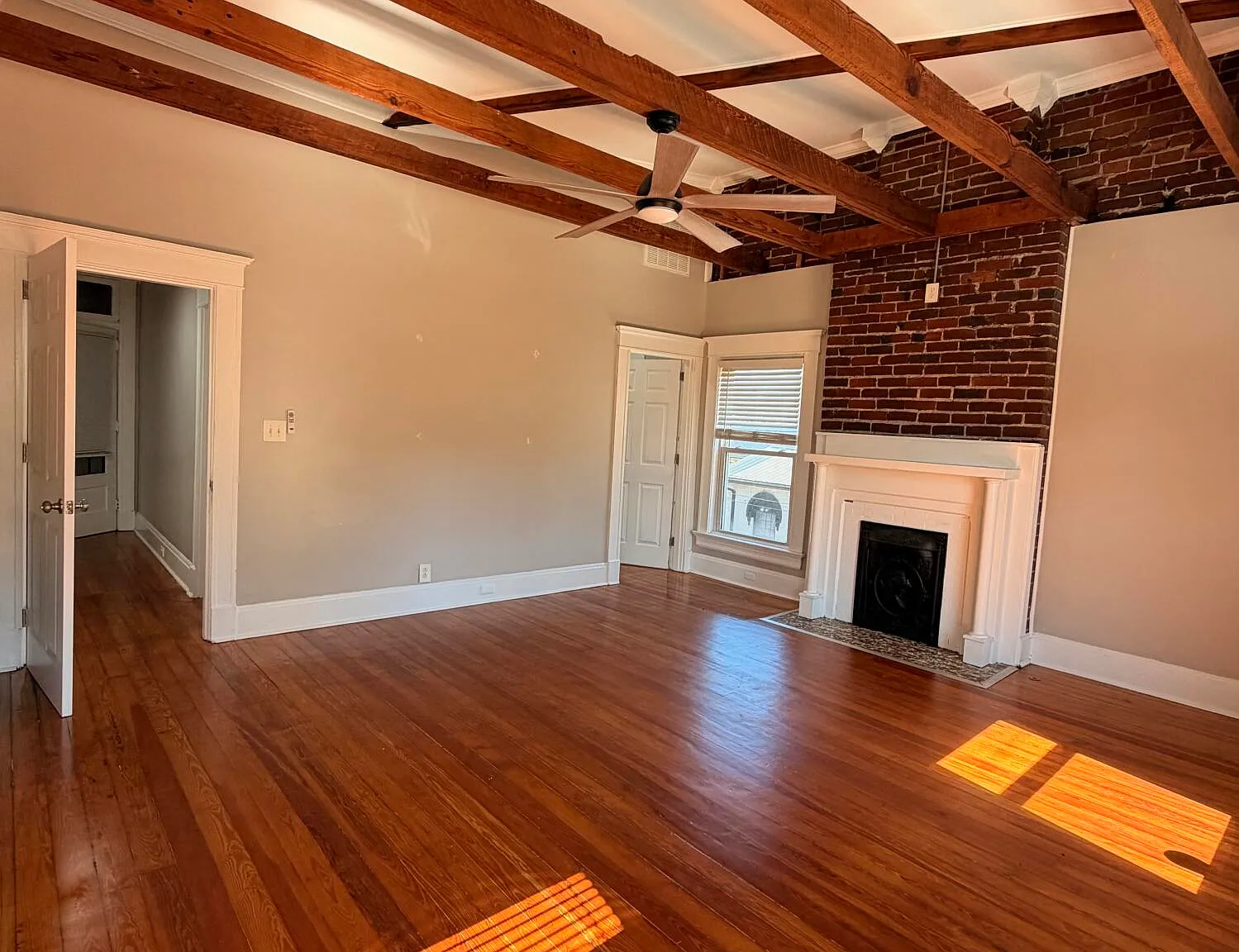 2 bed, 1.0 bath, 3600 sqft, $2,100 — Photo 4