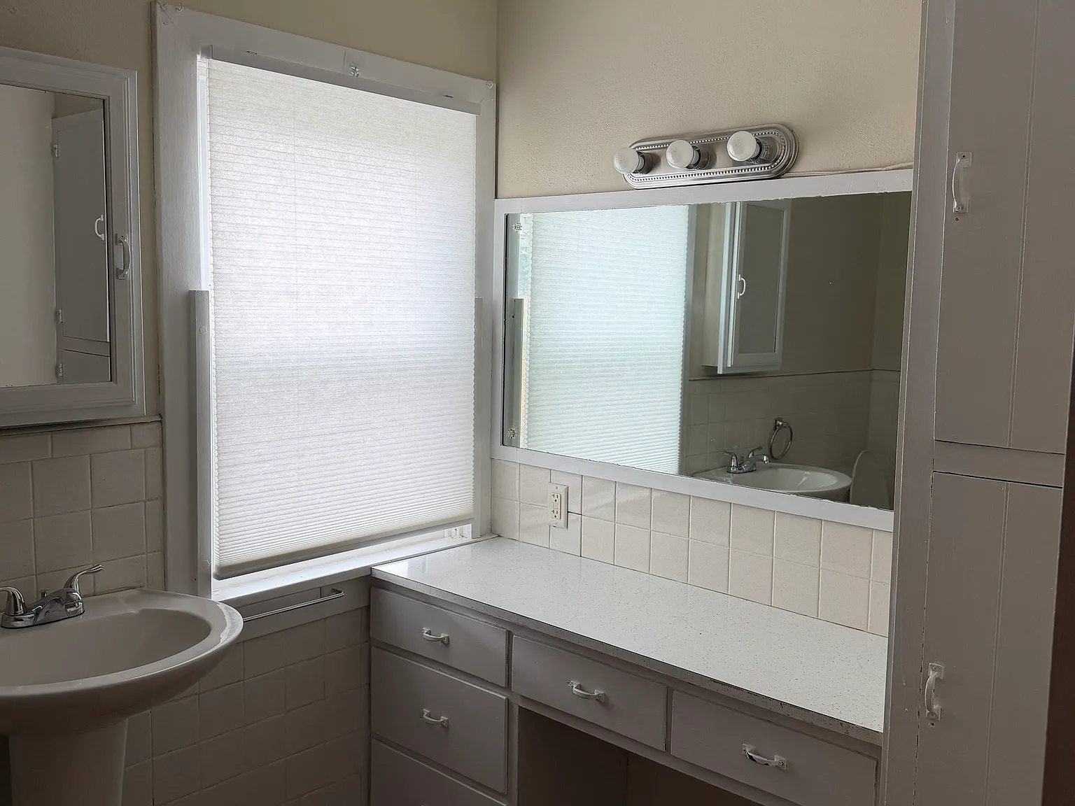 3 bed, 1.5 bath, 1388 sqft, $1,300 — Photo 4