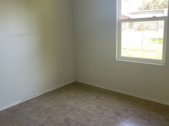 5th image of 2126 W Buena Vista Ave