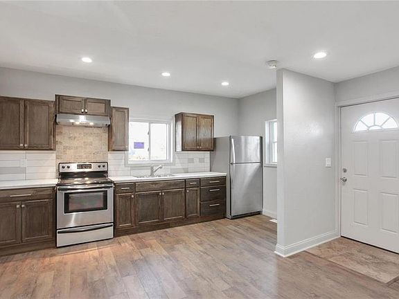 4th image of 915 Riverview Ave