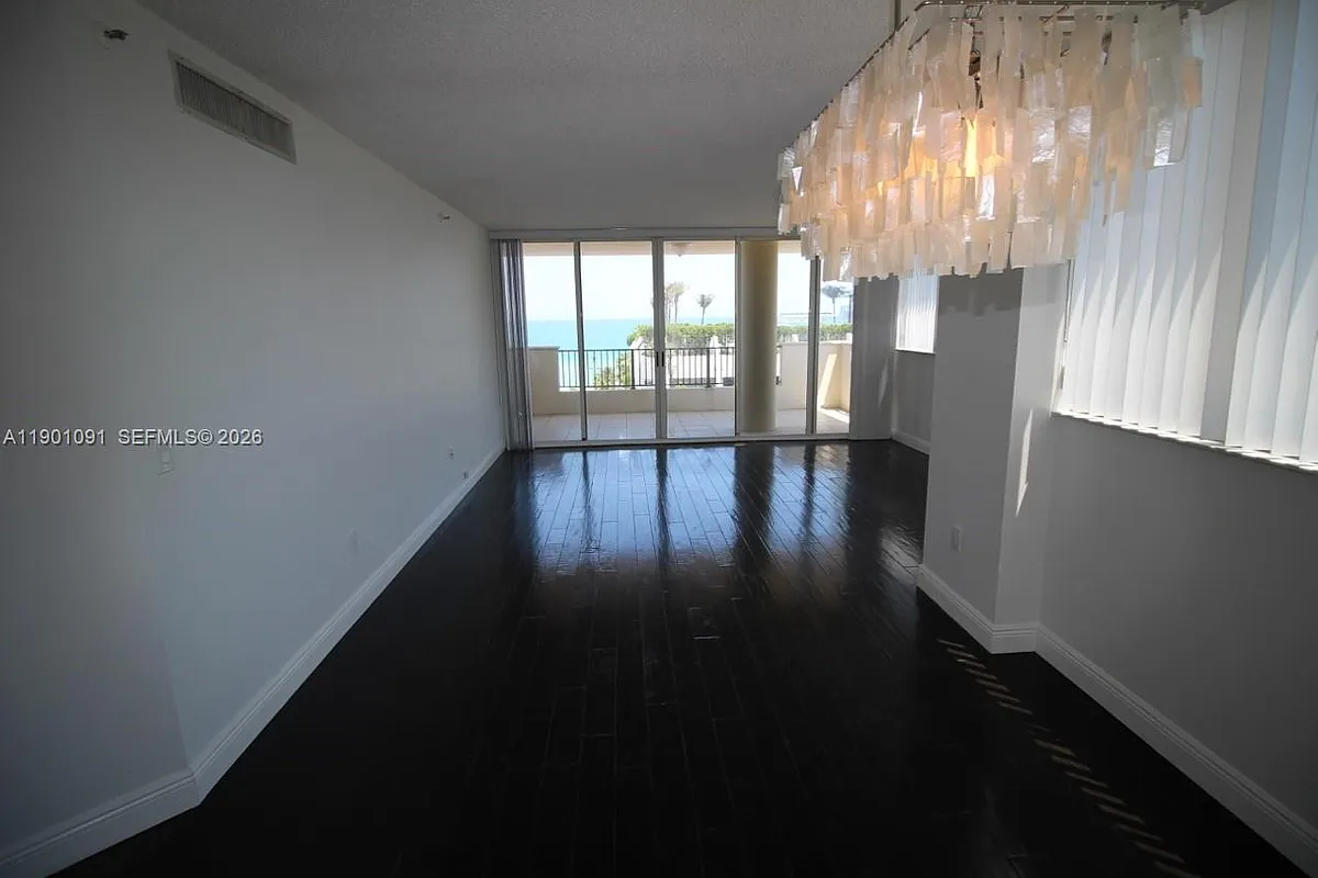 Building Photo - 6422 Collins Ave #701