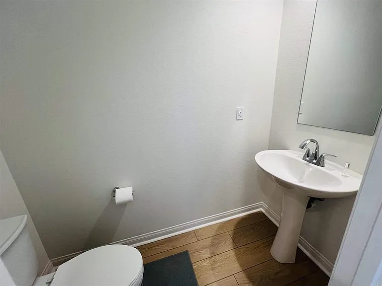 530 Longmeadow St — Photo 20
