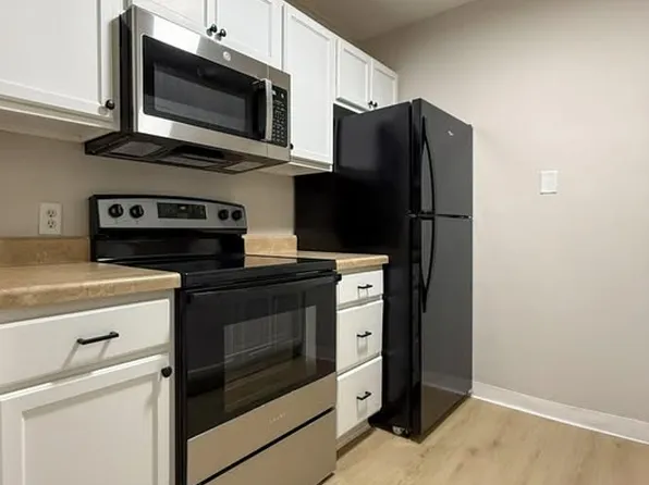 2107 Blairs Ferry Rd NE APT 2, Cedar Rapids, IA 52402
