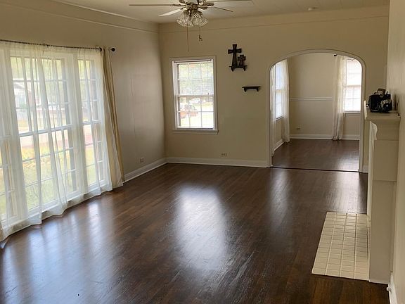 Living Room... Gorgeous windows