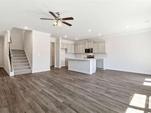 4th image of 490 Silvermoon Dr