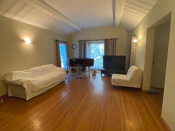 5th image of 10434 Moorpark St