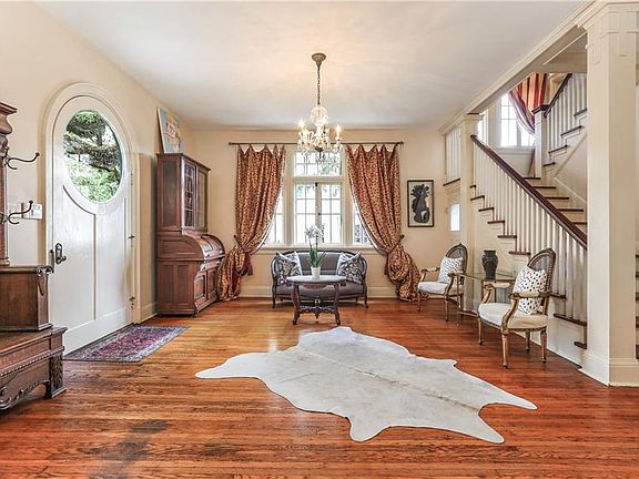 3rd image of 43 Fontainebleau Dr