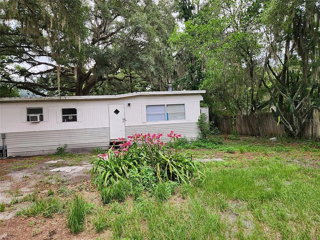 3 bed, 2.0 bath, 1344 sqft, $2,300 — Photo 2