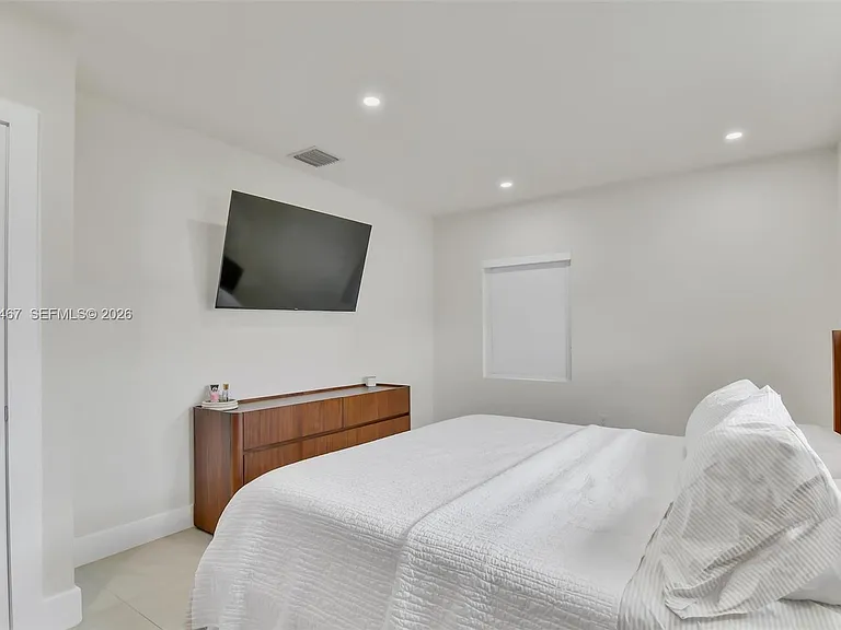241 W 48th St — Photo 19