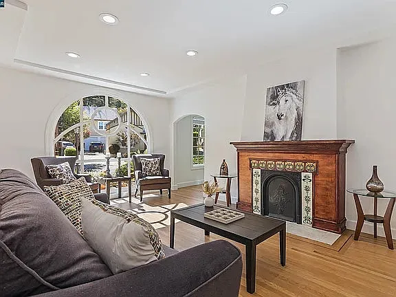 942 Talbart St — Photo 3