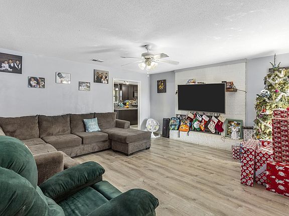 3rd image of 207 Palm Dr