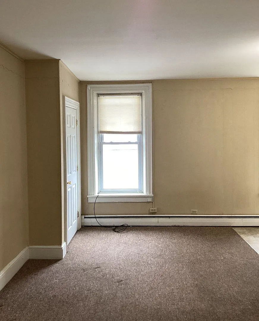 242 E King St — Photo 4