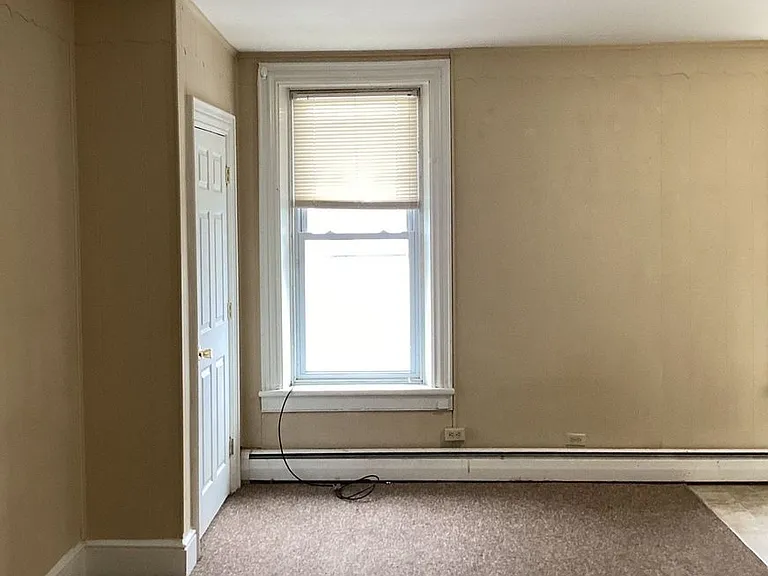 242 E King St — Photo 4