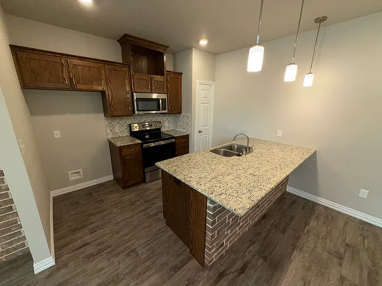 3415 Fenway Cir — Photo 2