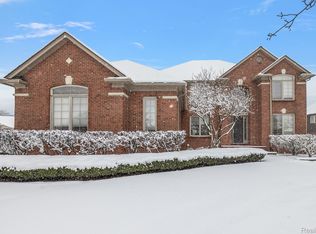 56696 Edgewood Dr, Shelby Township, MI 48316
