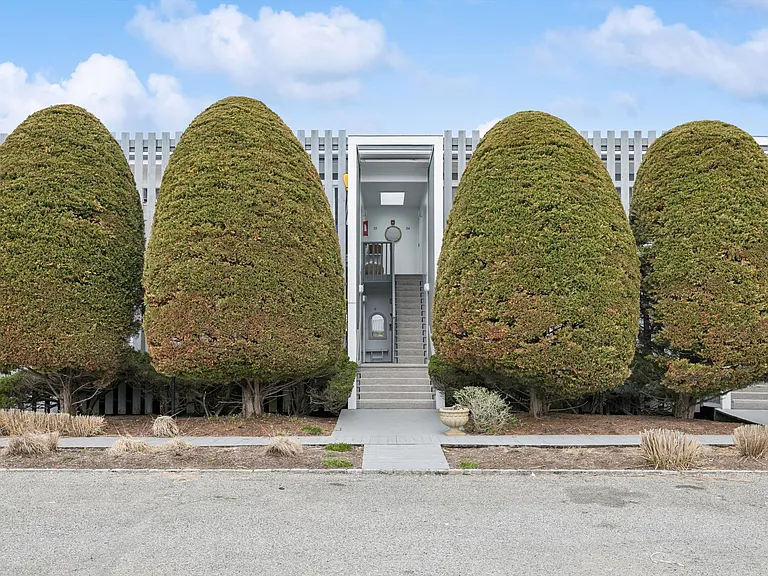 274 Dune Rd — Photo 13
