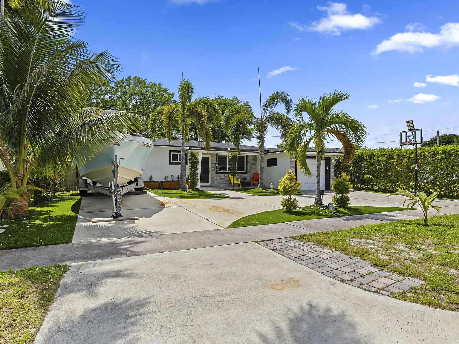 4 bed, 3.0 bath, 1884 sqft, $5,600 — Photo 4