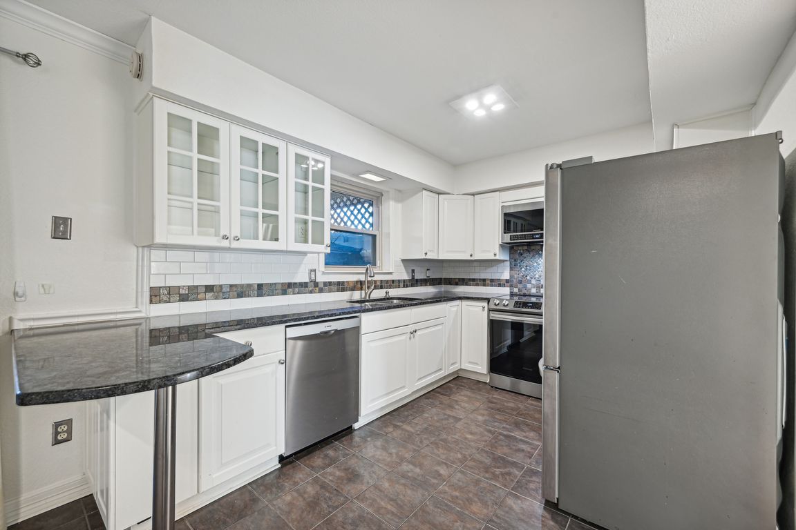 Birchbrook Dr 109-018.jpg
