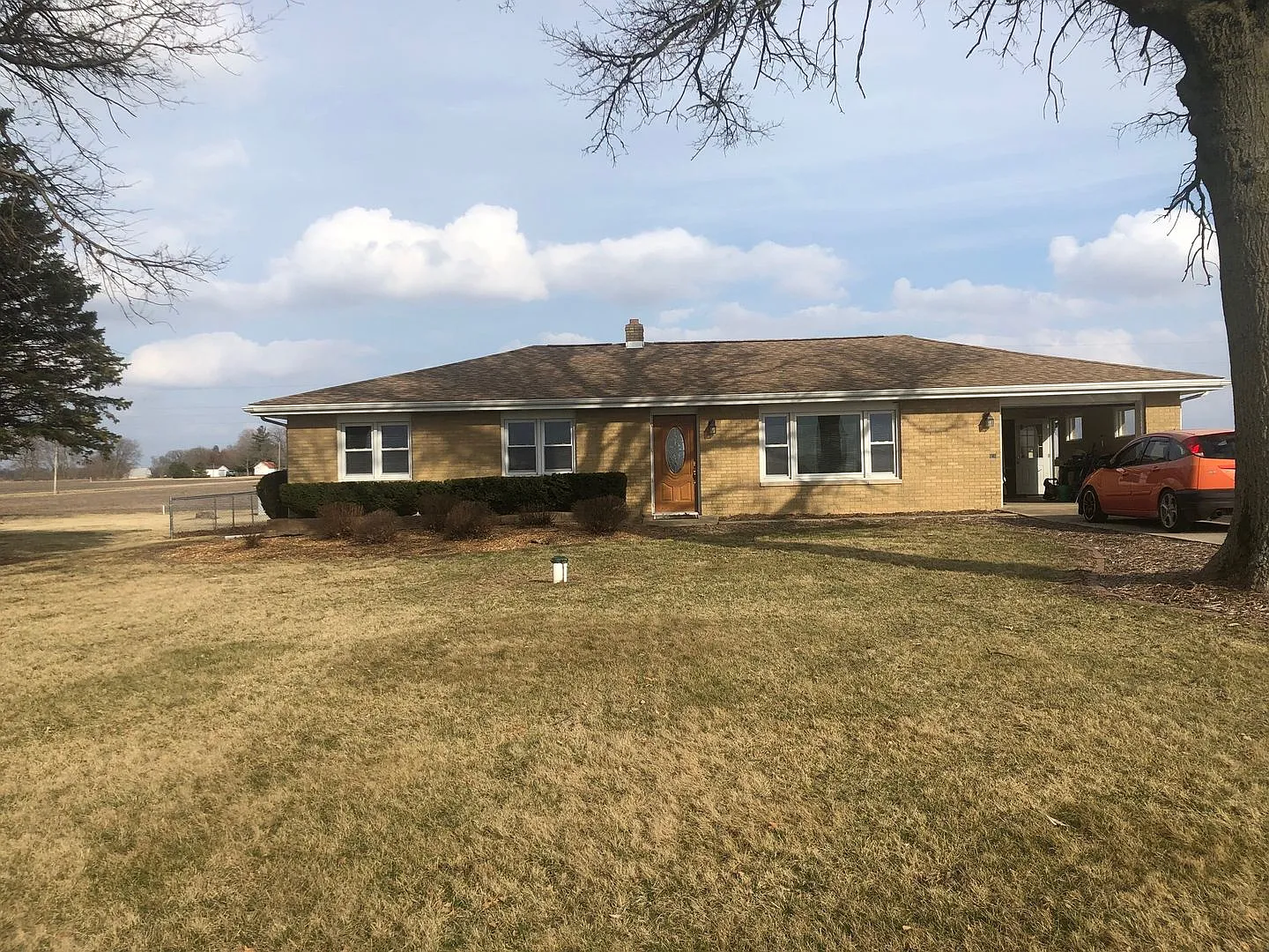 Beautiful 3BR home ten minutes from Bloomington with large lot. Recently refurbished and modernized — Photo 1