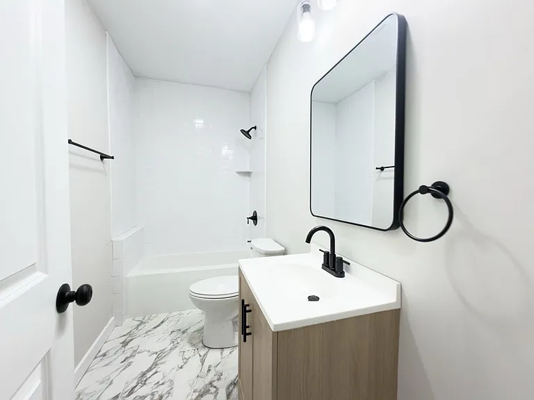 560 Howard Ave — Photo 9