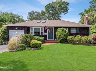 142 Matthews Rd, Oakdale, NY 11769