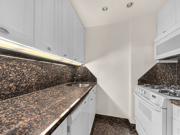 3rd image of 30 W 60th St #15JK