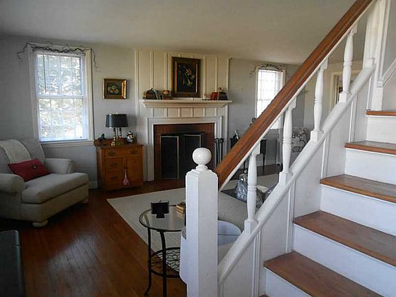 4th image of 476 Squantum Dr