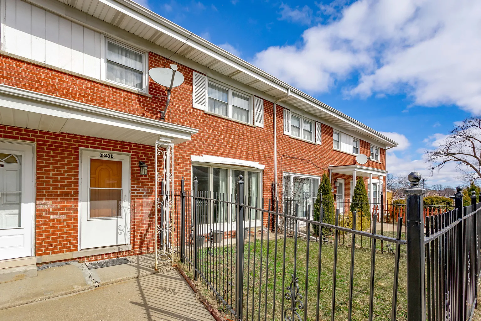 8843 Robin Dr APT D photo 1