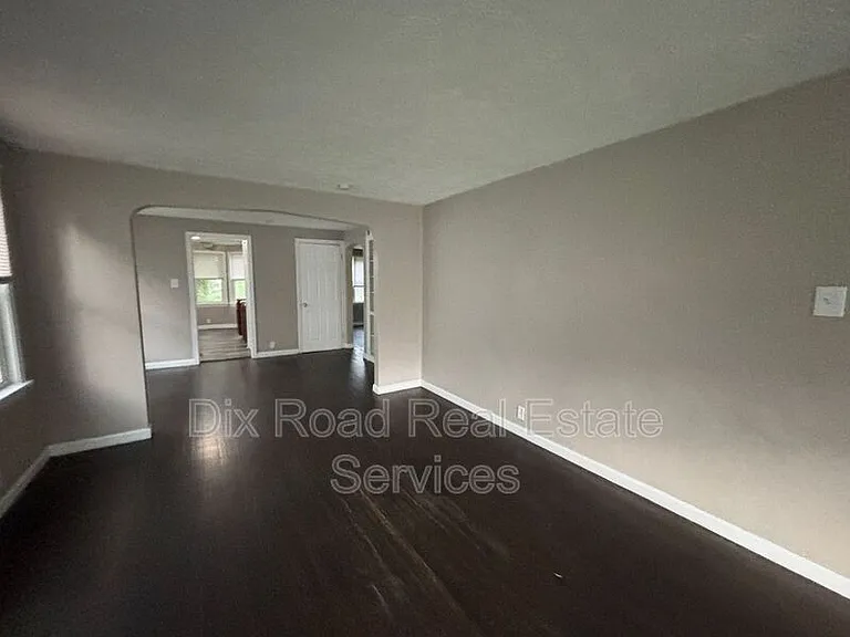 144 Niagara Ave — Photo 6