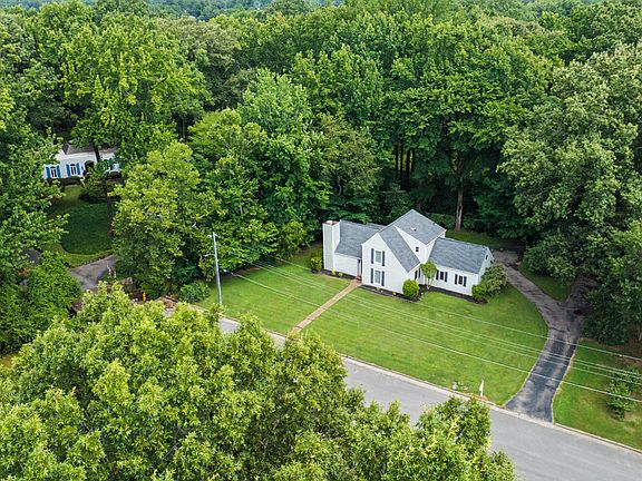 4th image of 927 Creekwood Dr