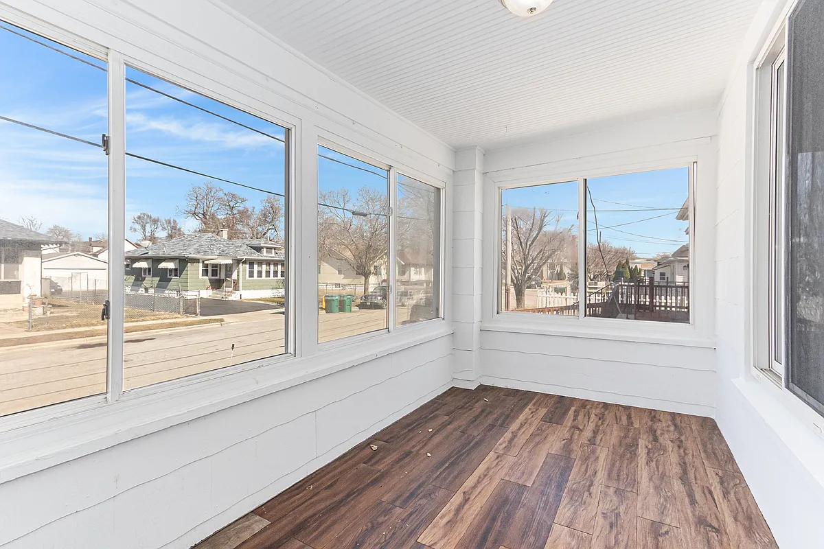 Sun Room - 802 Julia Ave
