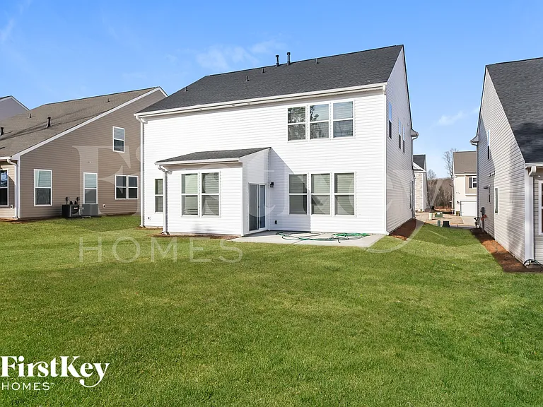 566 Hillpark Ln — Photo 14