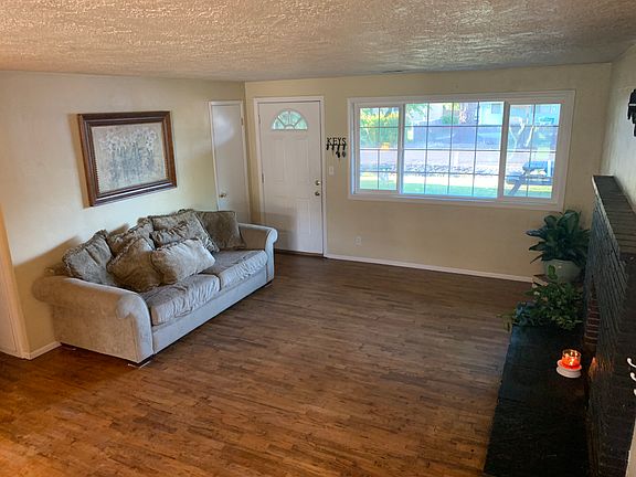 3rd image of 2465 Thorn Oak Dr