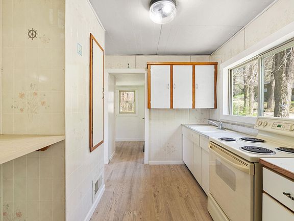 3rd image of 148 Oakwood Ave