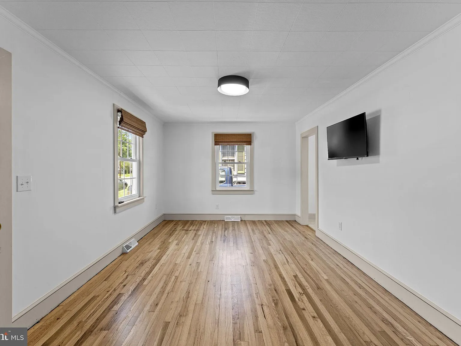 3 bed, 1.0 bath, 984 sqft, $1,950 — Photo 4
