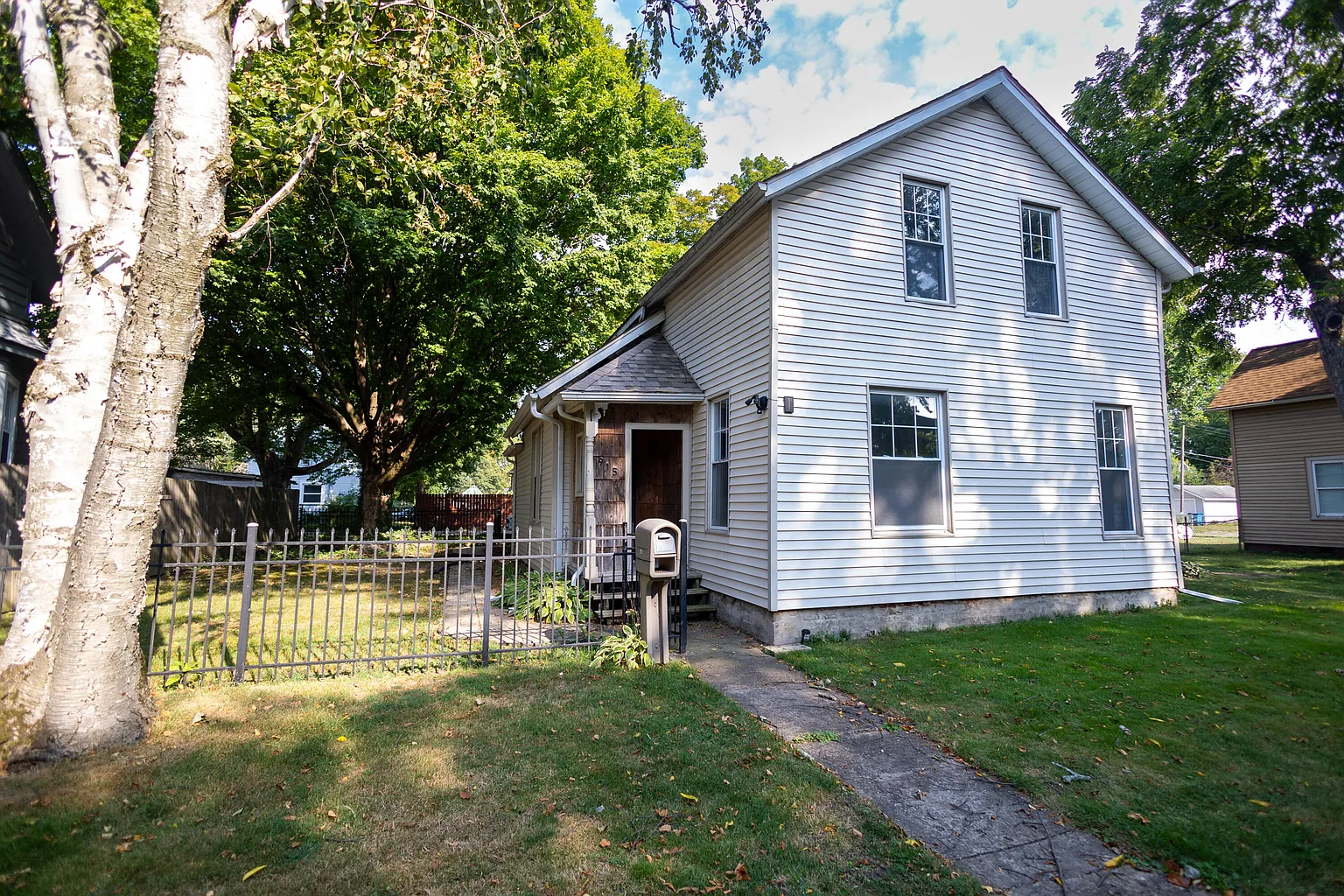 915 Scott St photo 1