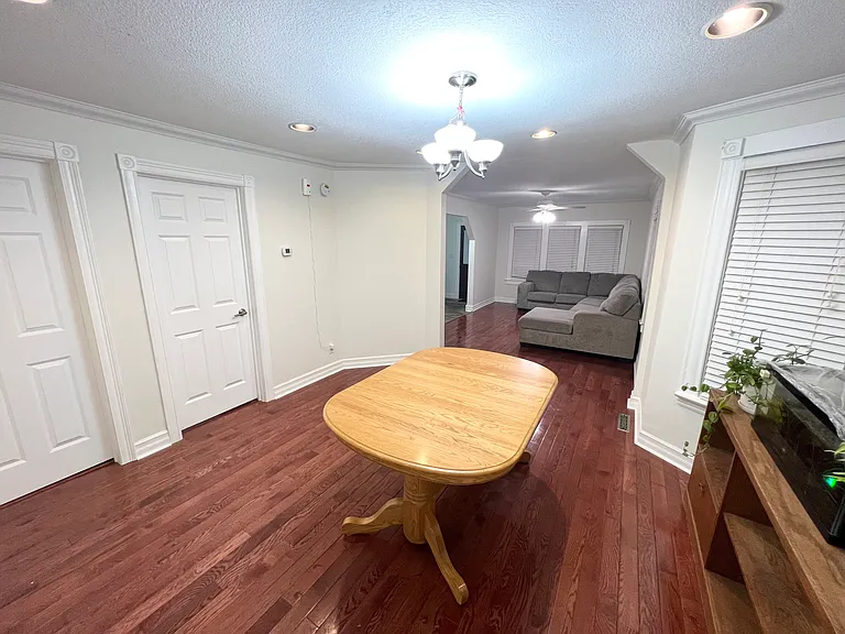 3947 Dupont Ave N — Photo 2