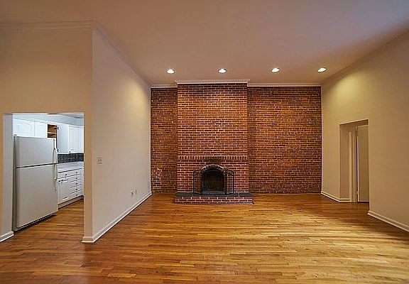 3rd image of 49 W 70th St