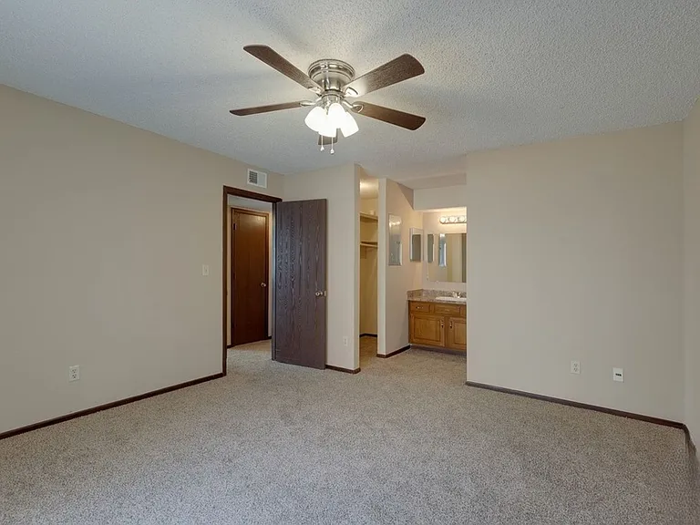 Aragon Apartments — Photo 30