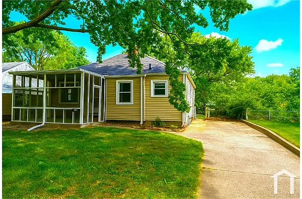 1741 N Riley Ave photo 1