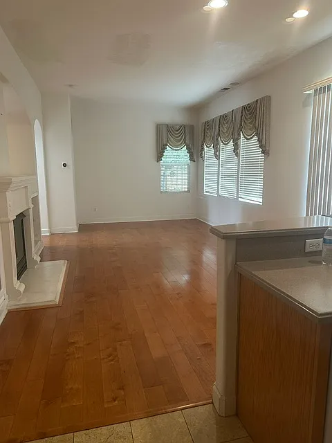 4 bed, 3.5 bath, 2468 sqft, $6,000 — Photo 3