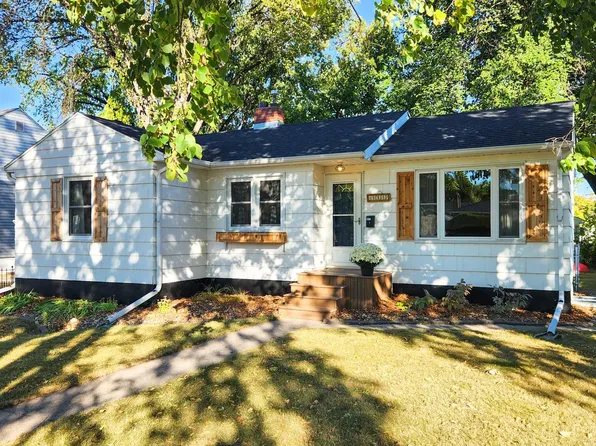 1633 8th St N, Fargo, ND 58102