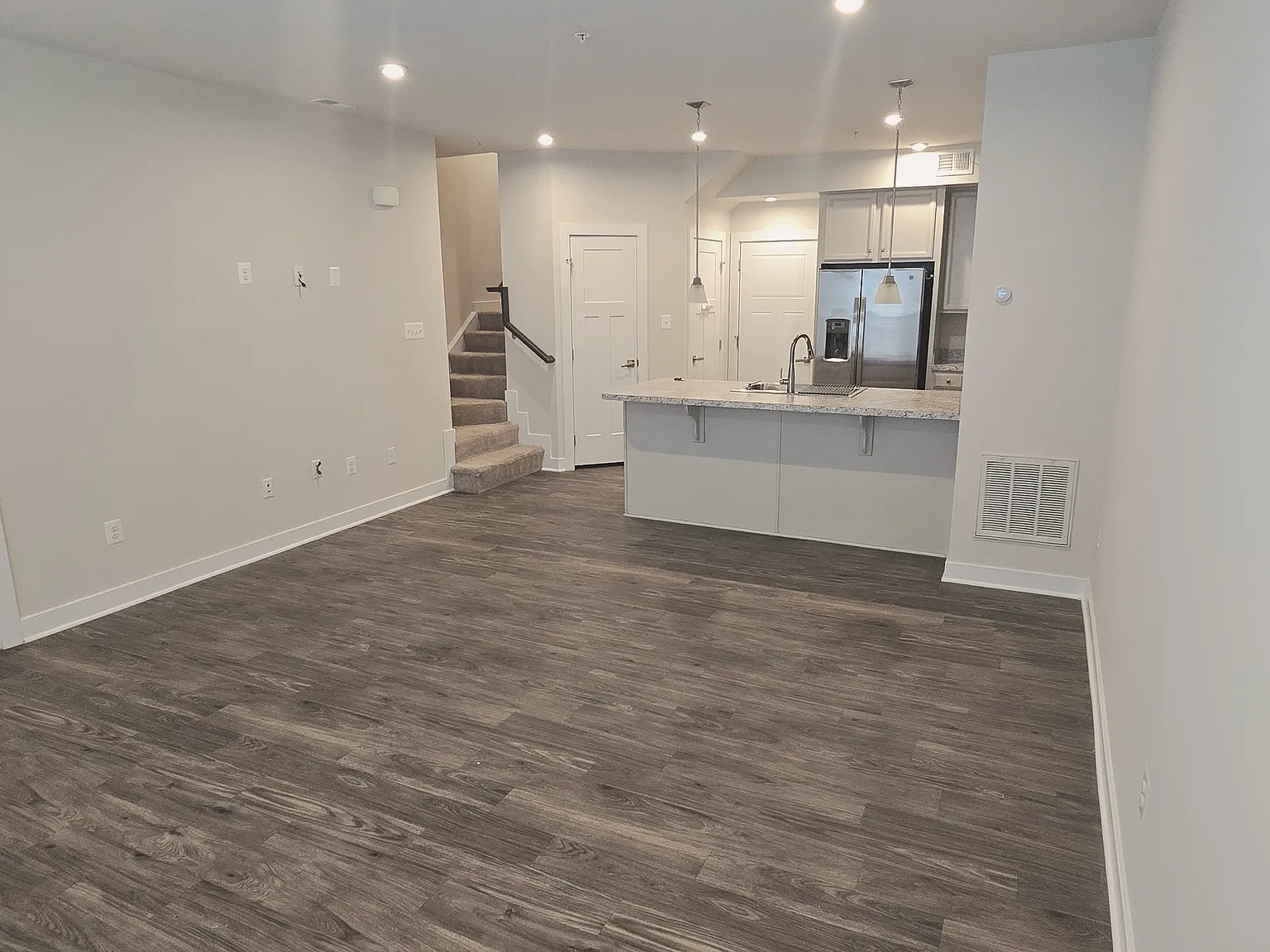 3 bed, 2.5 bath, 1760 sqft, $2,600 — Photo 2