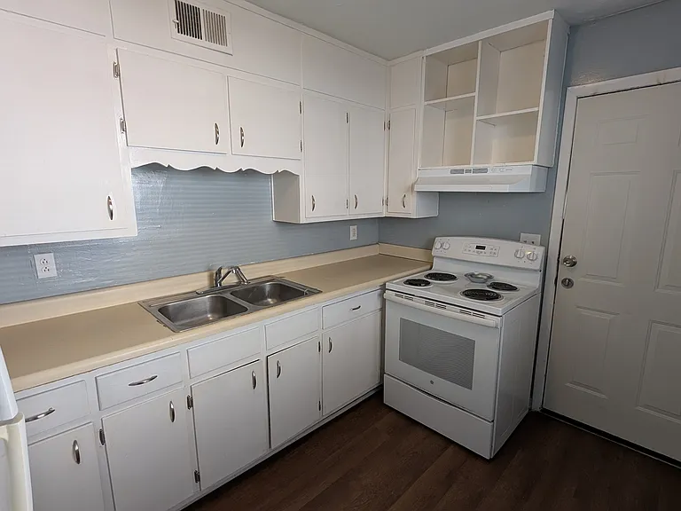 1008 15th Pl SW #C — Photo 2
