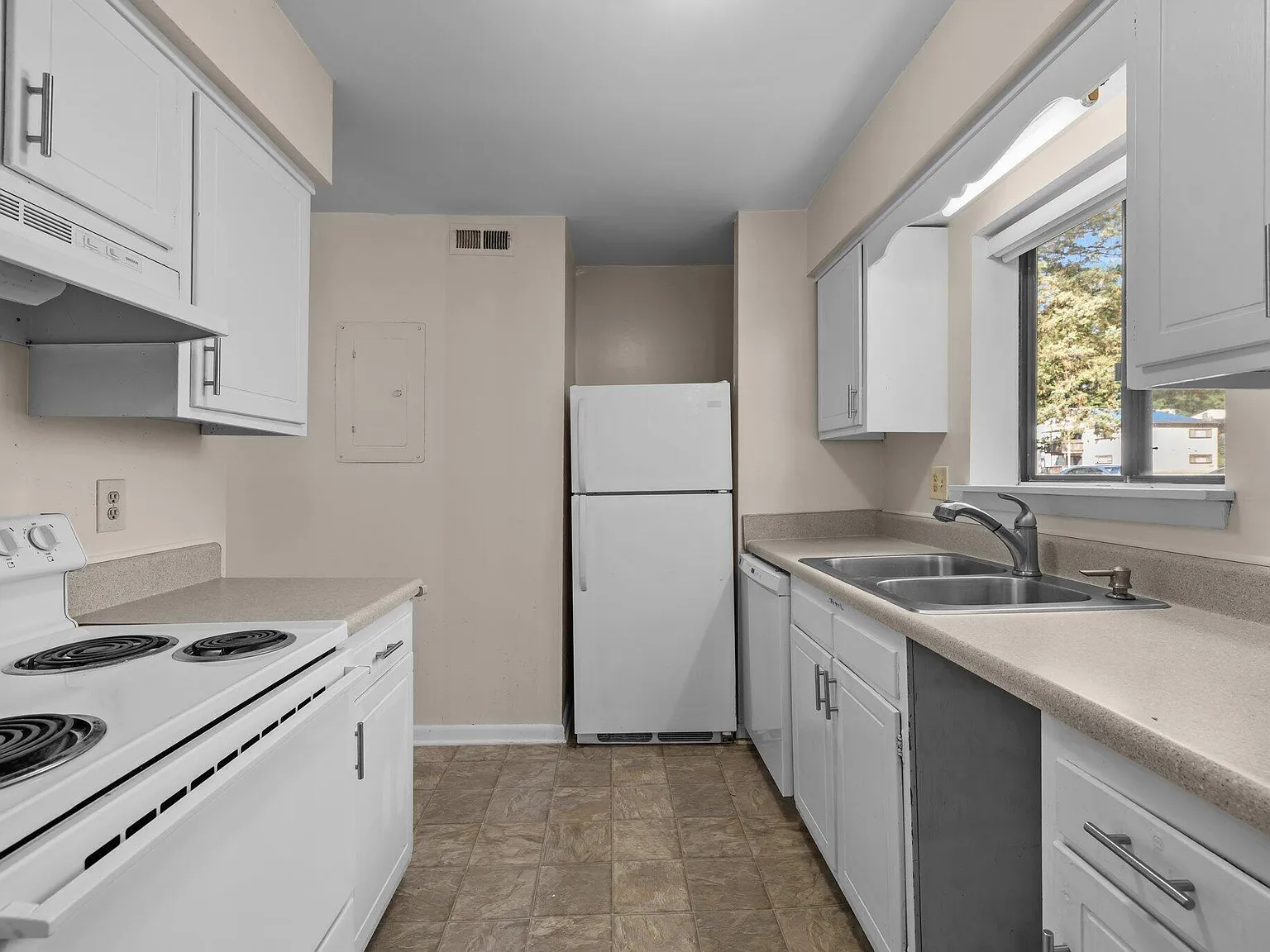 2 bed, 1.5 bath, 1048 sqft, $1,200 — Photo 4